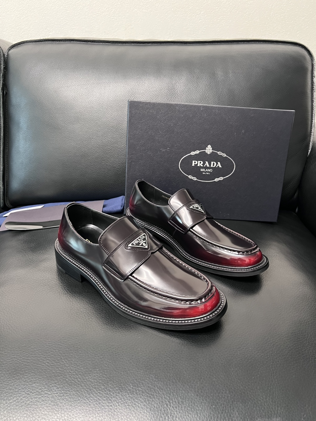 PRADA  高品质  顶级工艺品 普拉达 皮鞋专柜同步 原厂配置，意大利进口原版牛皮面料，透气舒适进口