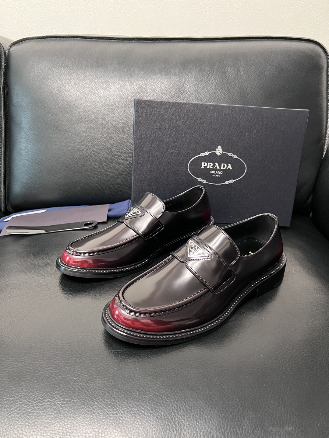 PRADA  高品质  顶级工艺品 普拉达 皮鞋专柜同步 原厂配置，意大利进口原版牛皮面料，透气舒适进口