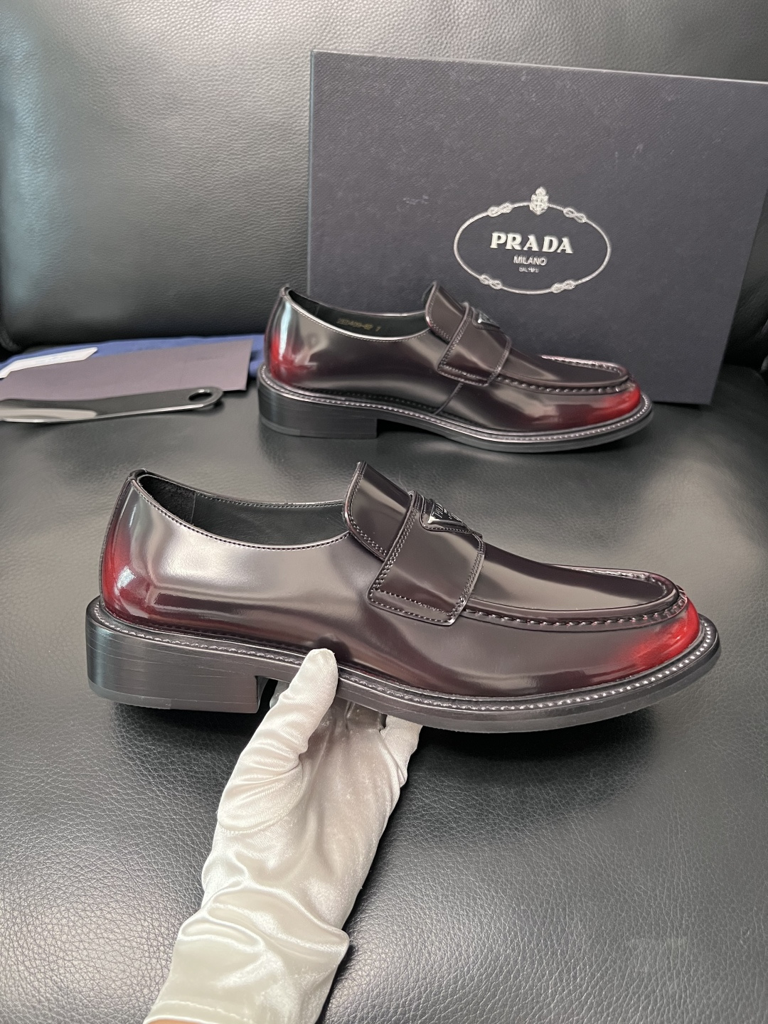 PRADA  高品质  顶级工艺品 普拉达 皮鞋专柜同步 原厂配置，意大利进口原版牛皮面料，透气舒适进口