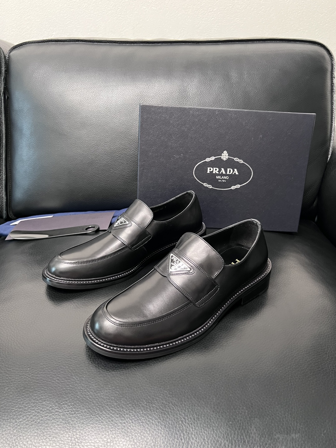 PRADA  高品质  顶级工艺品 普拉达 皮鞋专柜同步 原厂配置，意大利进口原版牛皮面料，透气舒适进口