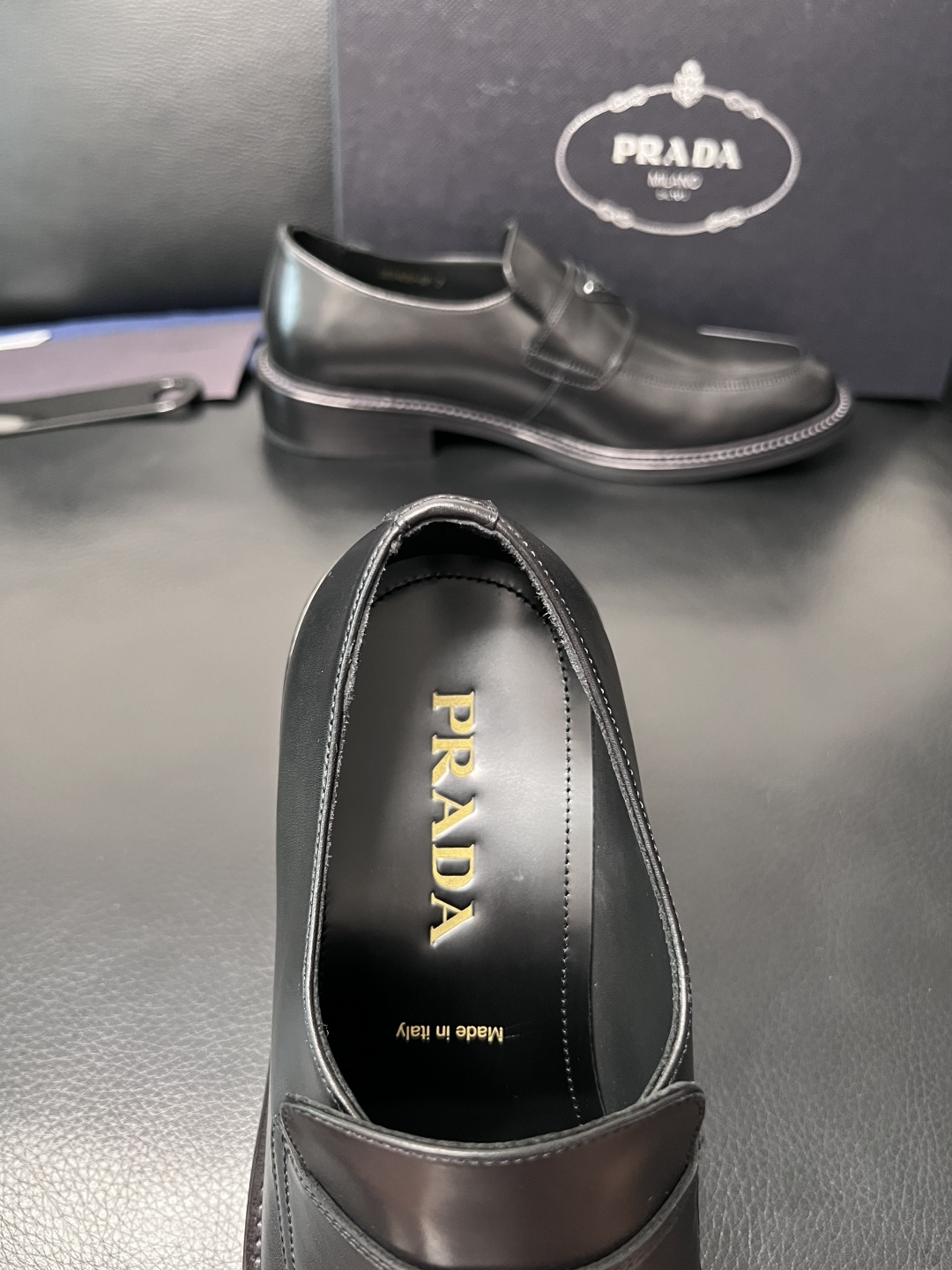 PRADA  高品质  顶级工艺品 普拉达 皮鞋专柜同步 原厂配置，意大利进口原版牛皮面料，透气舒适进口
