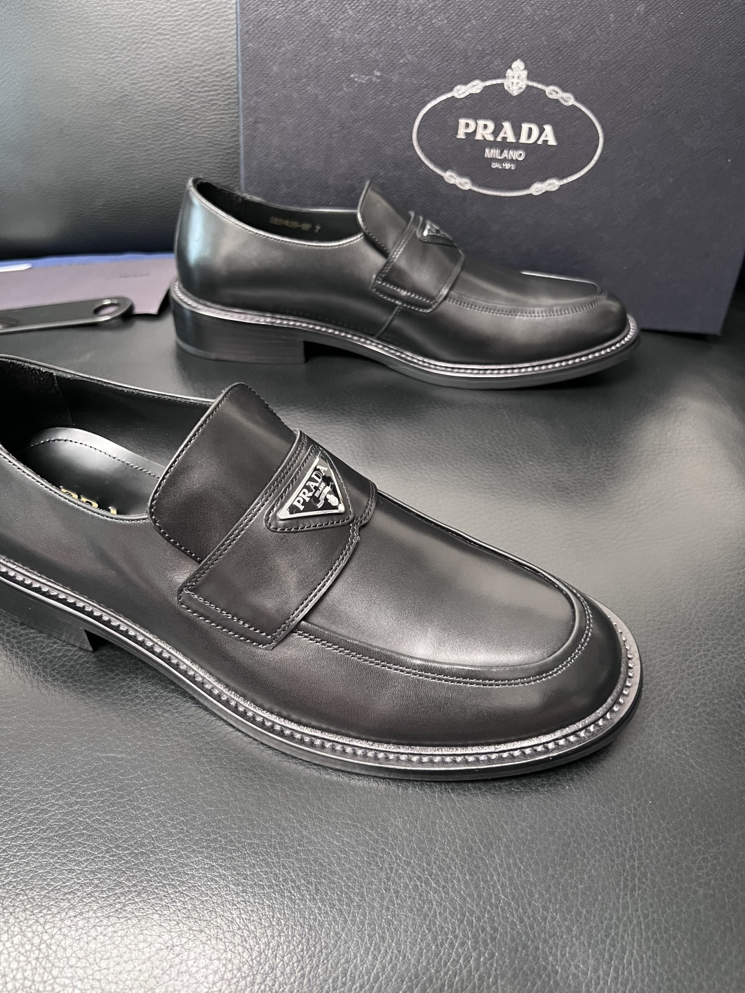 PRADA  高品质  顶级工艺品 普拉达 皮鞋专柜同步 原厂配置，意大利进口原版牛皮面料，透气舒适进口