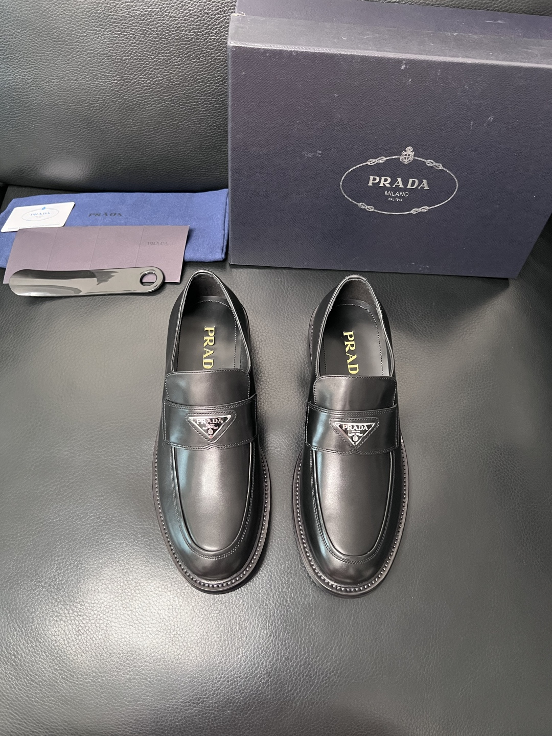 PRADA  高品质  顶级工艺品 普拉达 皮鞋专柜同步 原厂配置，意大利进口原版牛皮面料，透气舒适进口