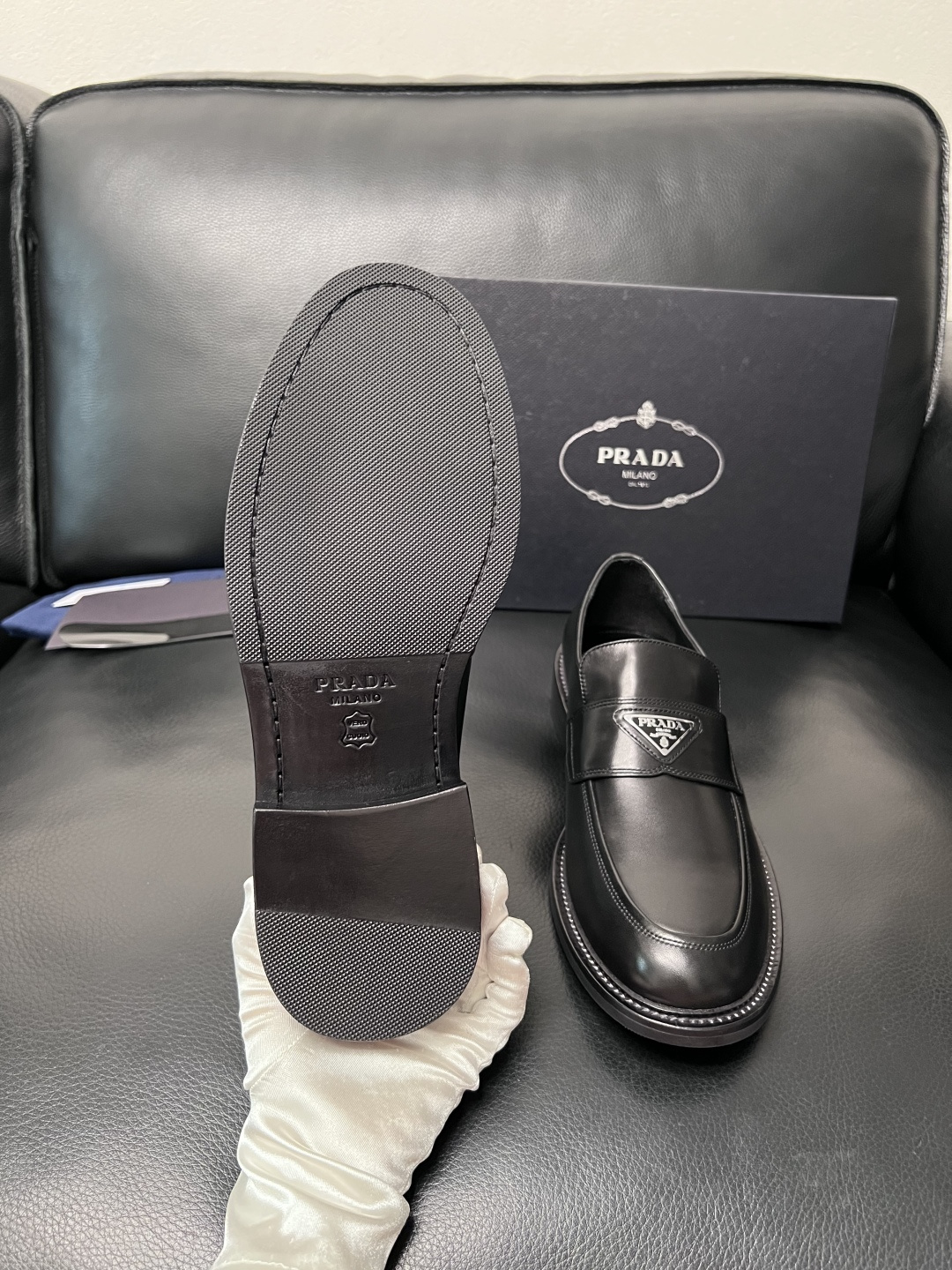 PRADA  高品质  顶级工艺品 普拉达 皮鞋专柜同步 原厂配置，意大利进口原版牛皮面料，透气舒适进口