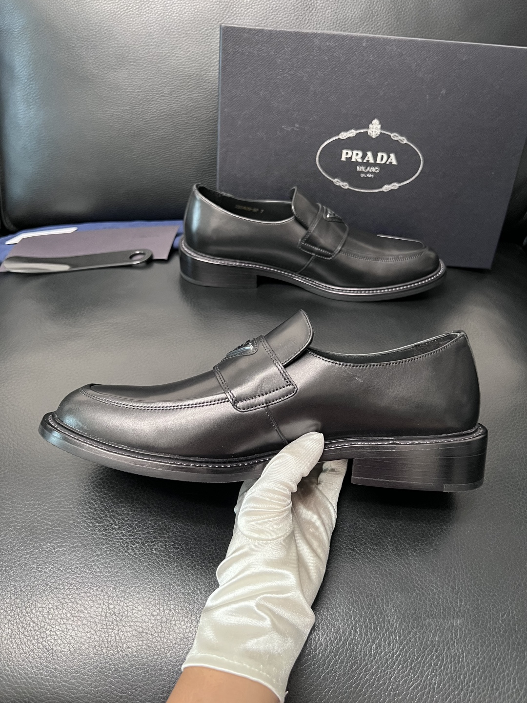 PRADA  高品质  顶级工艺品 普拉达 皮鞋专柜同步 原厂配置，意大利进口原版牛皮面料，透气舒适进口