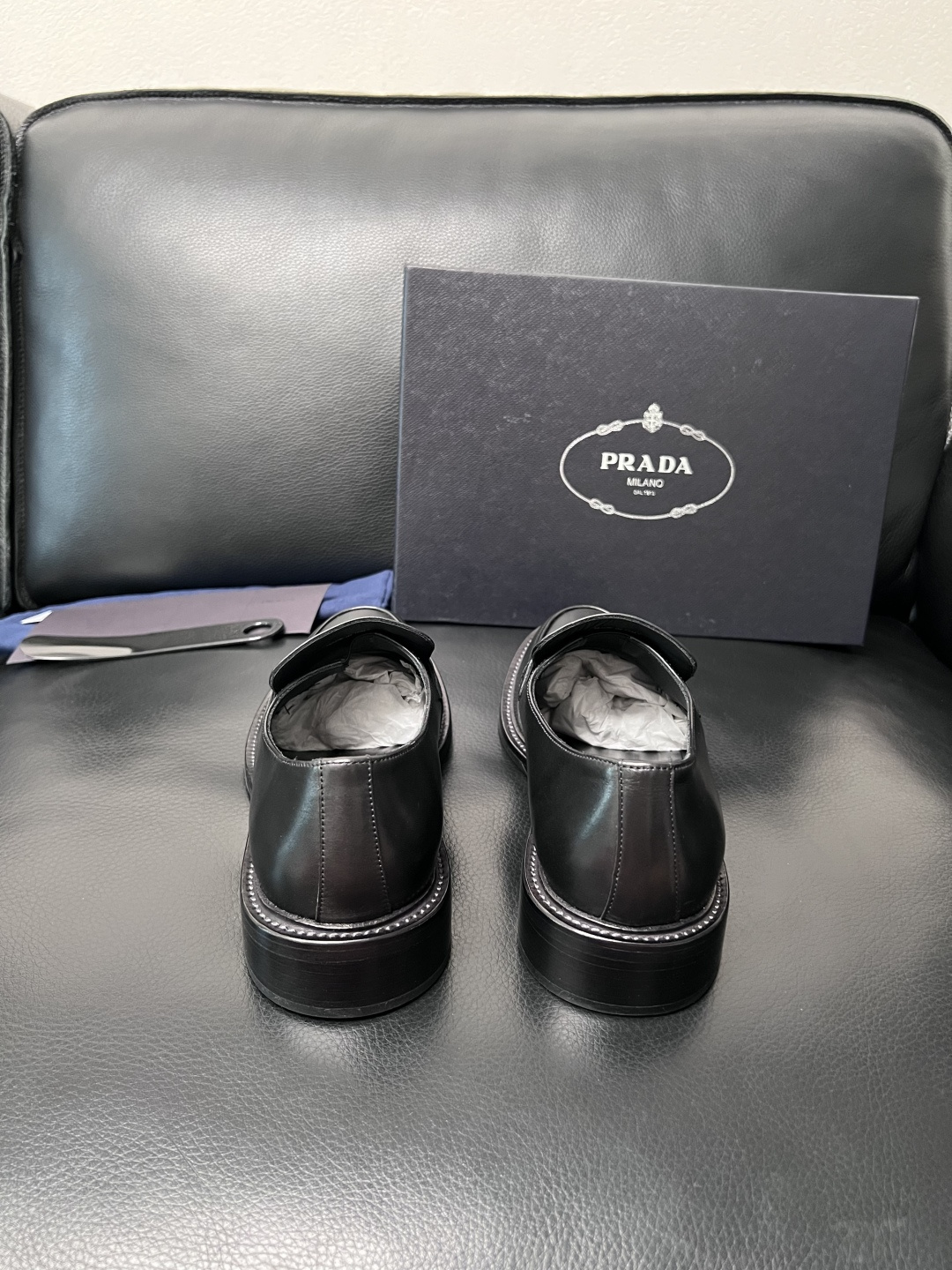 PRADA  高品质  顶级工艺品 普拉达 皮鞋专柜同步 原厂配置，意大利进口原版牛皮面料，透气舒适进口