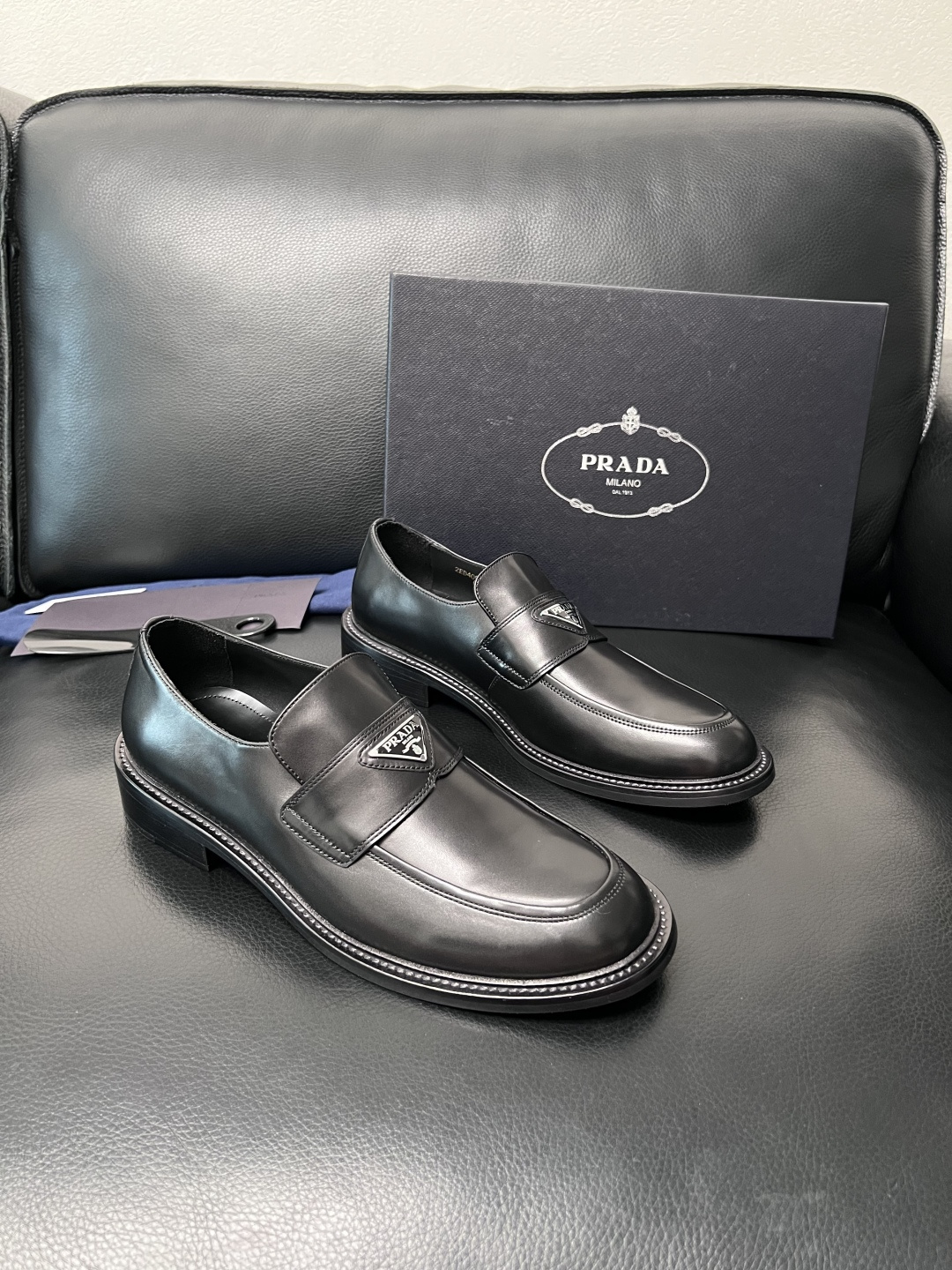 PRADA  高品质  顶级工艺品 普拉达 皮鞋专柜同步 原厂配置，意大利进口原版牛皮面料，透气舒适进口
