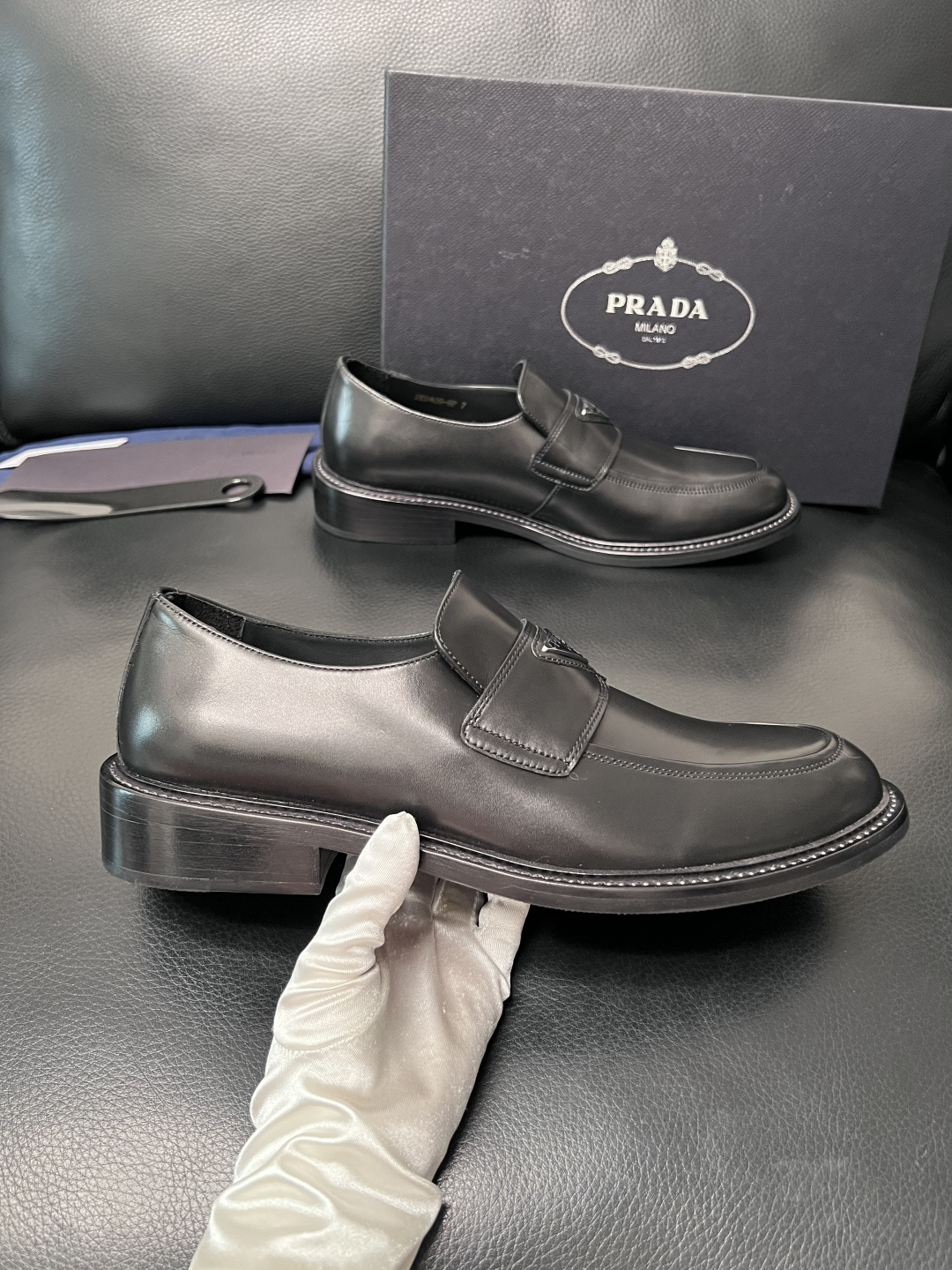 PRADA  高品质  顶级工艺品 普拉达 皮鞋专柜同步 原厂配置，意大利进口原版牛皮面料，透气舒适进口