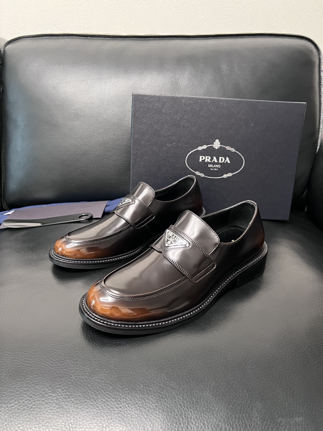 PRADA  高品质  顶级工艺品 普拉达 皮鞋专柜同步 原厂配置，意大利进口原版牛皮面料，透气舒适进口