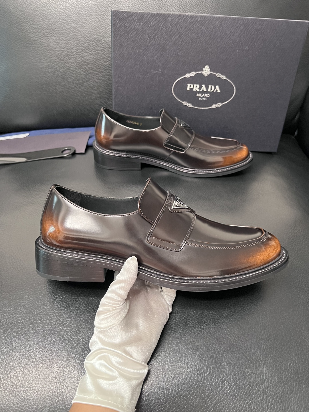 PRADA  高品质  顶级工艺品 普拉达 皮鞋专柜同步 原厂配置，意大利进口原版牛皮面料，透气舒适进口