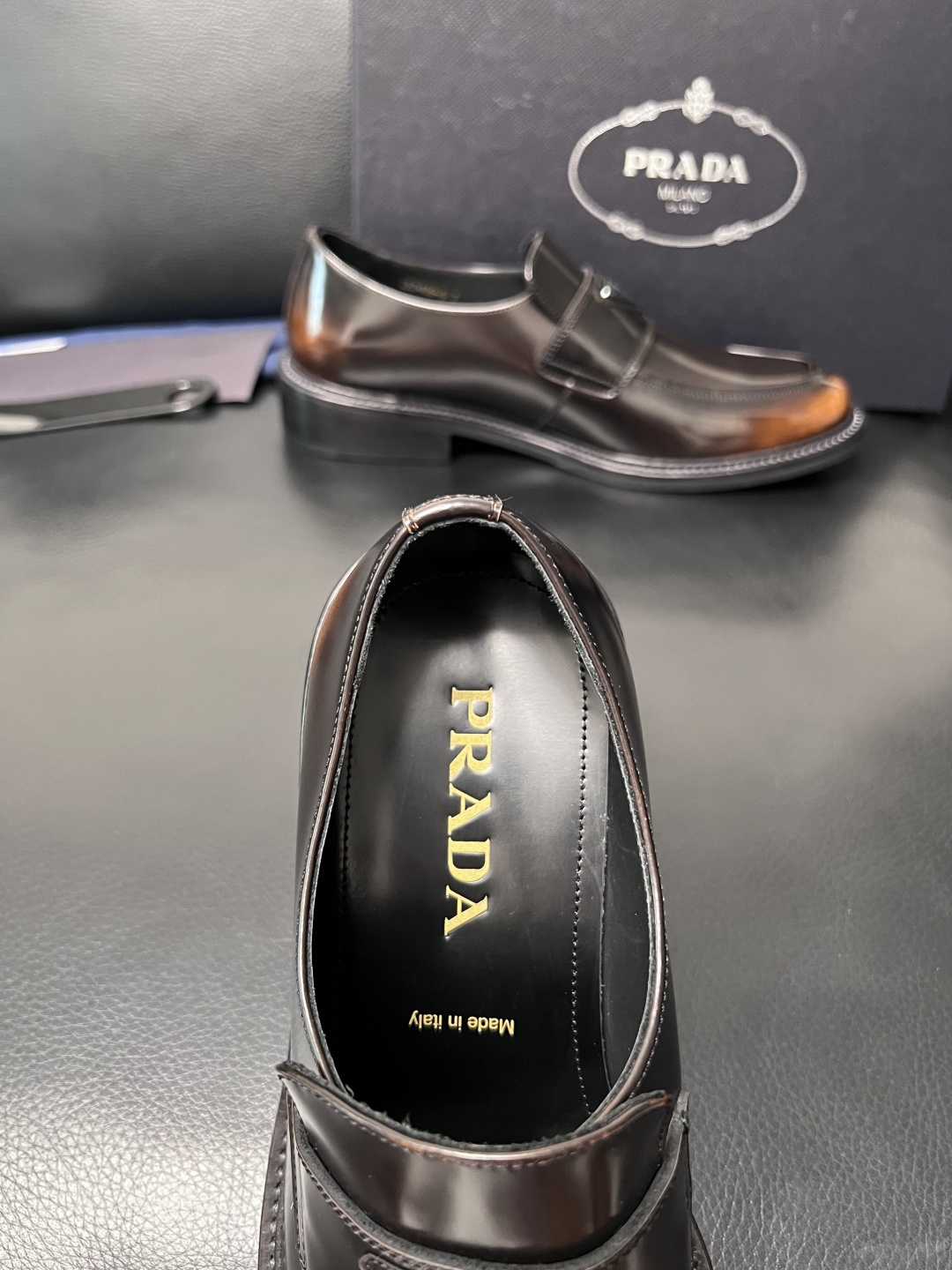 PRADA  高品质  顶级工艺品 普拉达 皮鞋专柜同步 原厂配置，意大利进口原版牛皮面料，透气舒适进口