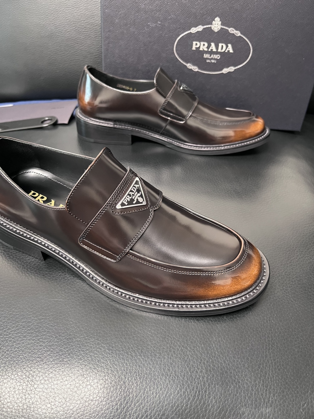 PRADA  高品质  顶级工艺品 普拉达 皮鞋专柜同步 原厂配置，意大利进口原版牛皮面料，透气舒适进口