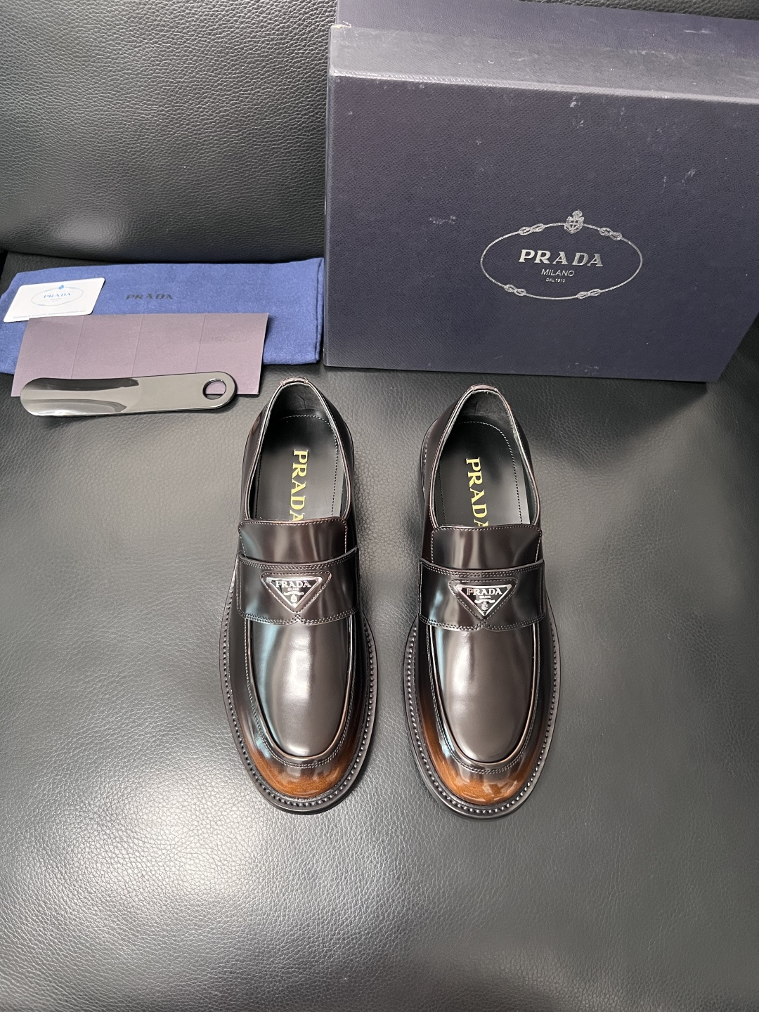 PRADA  高品质  顶级工艺品 普拉达 皮鞋专柜同步 原厂配置，意大利进口原版牛皮面料，透气舒适进口