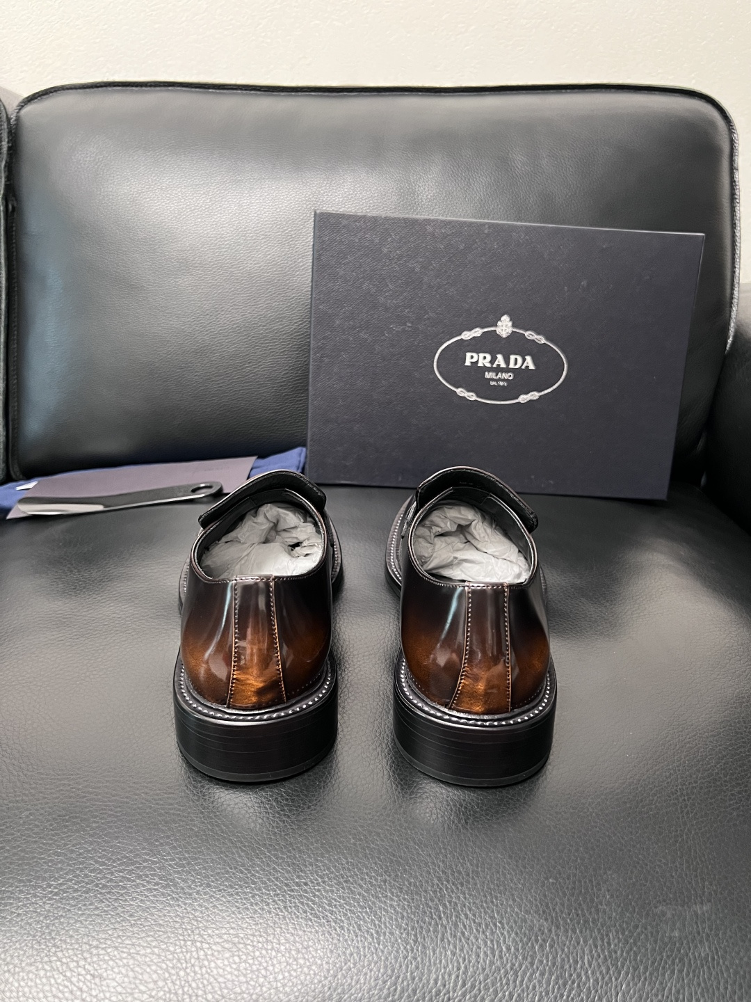 PRADA  高品质  顶级工艺品 普拉达 皮鞋专柜同步 原厂配置，意大利进口原版牛皮面料，透气舒适进口