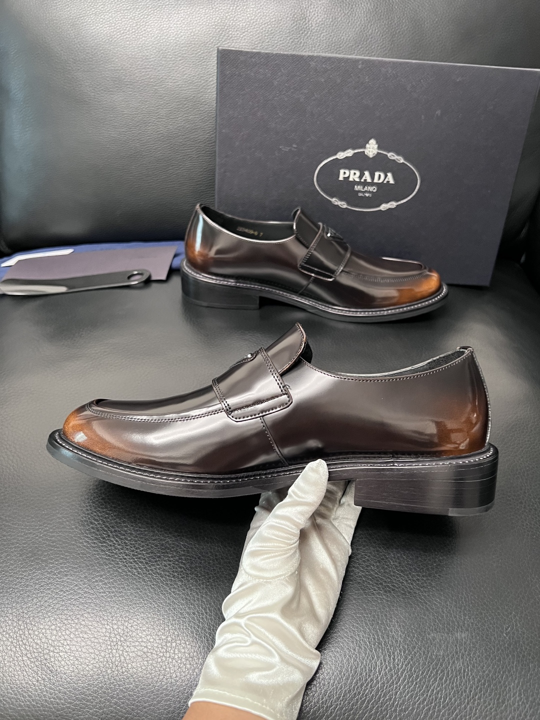 PRADA  高品质  顶级工艺品 普拉达 皮鞋专柜同步 原厂配置，意大利进口原版牛皮面料，透气舒适进口