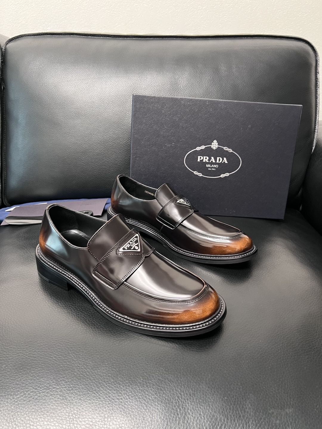 PRADA  高品质  顶级工艺品 普拉达 皮鞋专柜同步 原厂配置，意大利进口原版牛皮面料，透气舒适进口