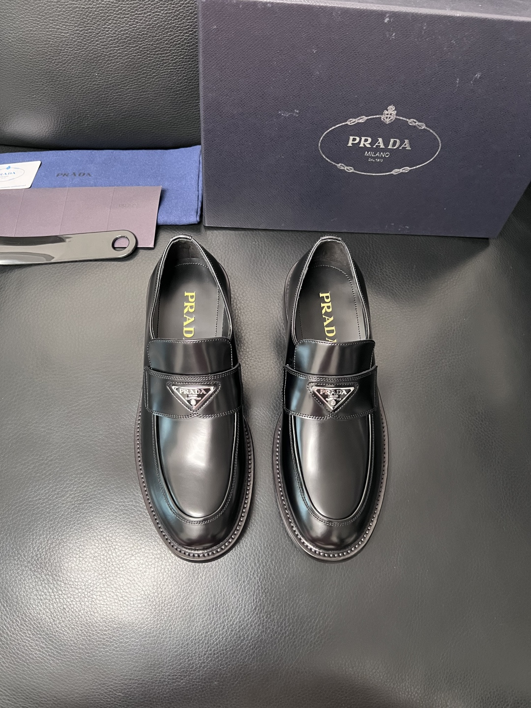 PRADA  高品质  顶级工艺品 普拉达 皮鞋专柜同步 原厂配置，意大利进口原版牛皮面料，透气舒适进口