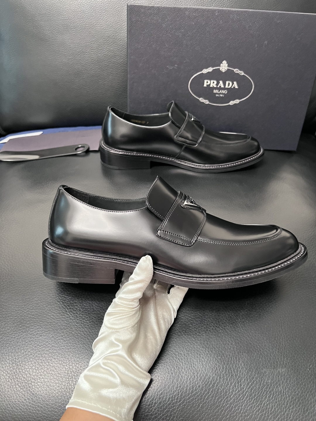 PRADA  高品质  顶级工艺品 普拉达 皮鞋专柜同步 原厂配置，意大利进口原版牛皮面料，透气舒适进口