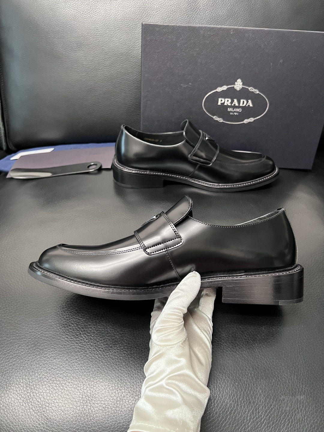 PRADA  高品质  顶级工艺品 普拉达 皮鞋专柜同步 原厂配置，意大利进口原版牛皮面料，透气舒适进口