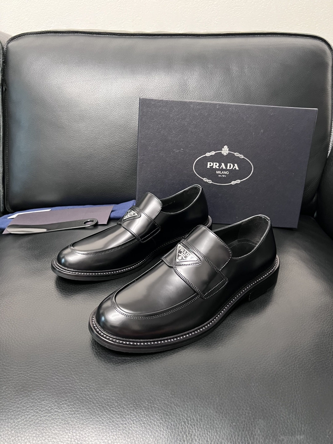 PRADA  高品质  顶级工艺品 普拉达 皮鞋专柜同步 原厂配置，意大利进口原版牛皮面料，透气舒适进口