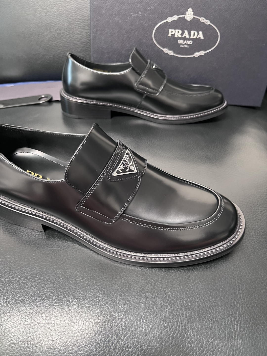 PRADA  高品质  顶级工艺品 普拉达 皮鞋专柜同步 原厂配置，意大利进口原版牛皮面料，透气舒适进口