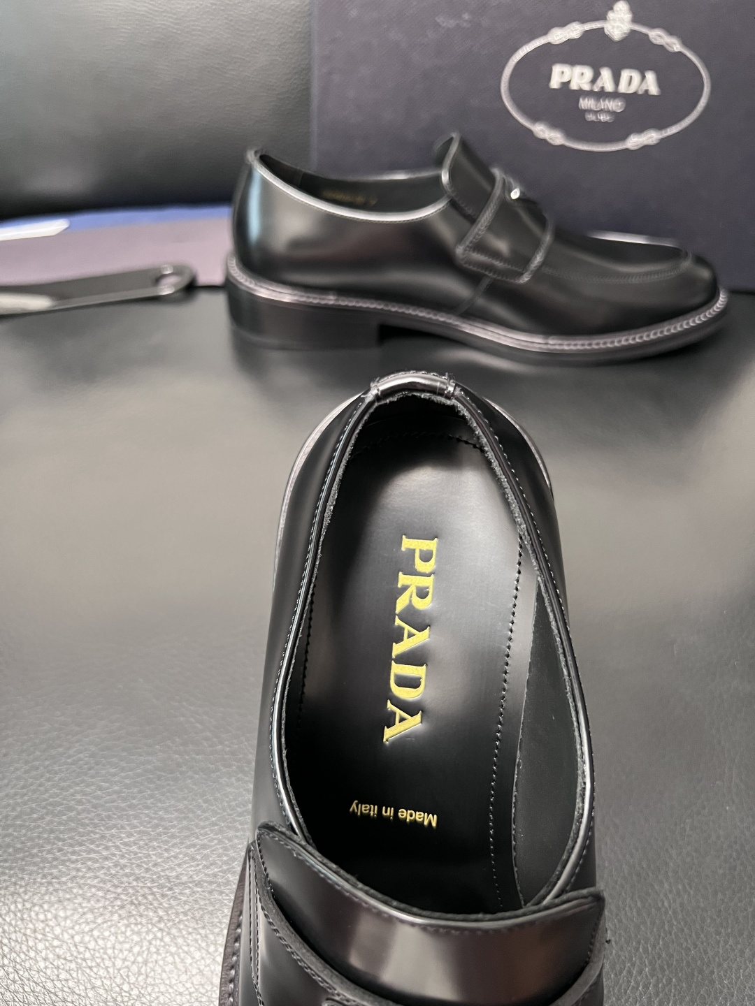 PRADA  高品质  顶级工艺品 普拉达 皮鞋专柜同步 原厂配置，意大利进口原版牛皮面料，透气舒适进口