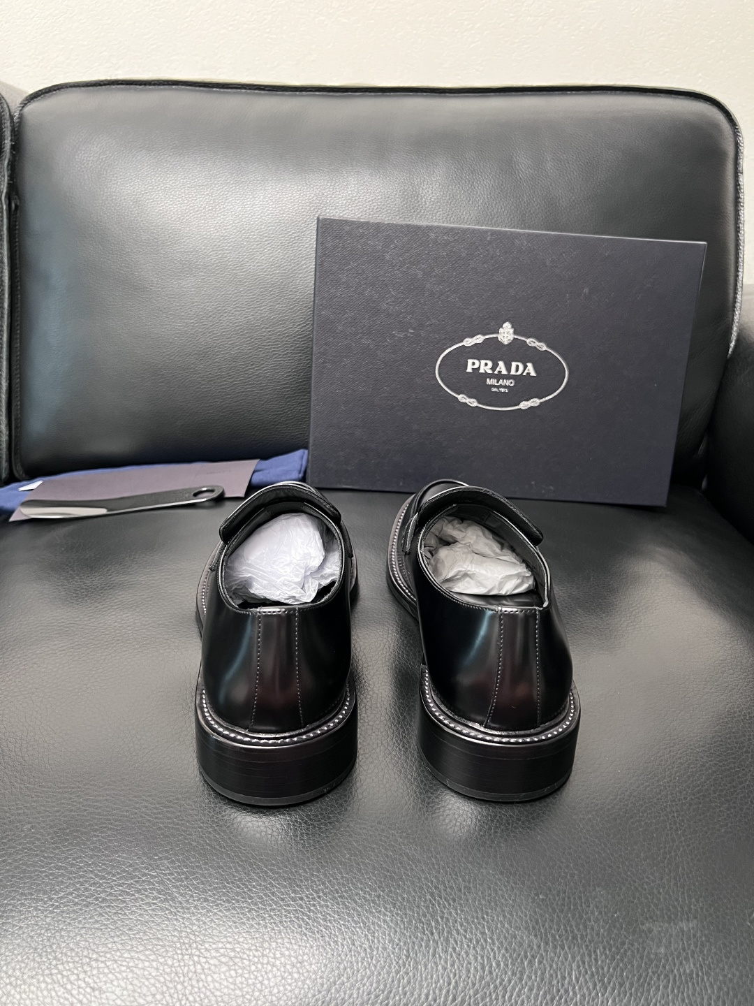 PRADA  高品质  顶级工艺品 普拉达 皮鞋专柜同步 原厂配置，意大利进口原版牛皮面料，透气舒适进口