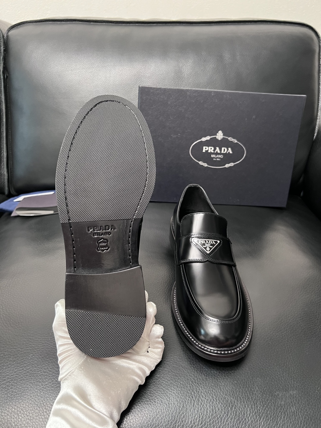 PRADA  高品质  顶级工艺品 普拉达 皮鞋专柜同步 原厂配置，意大利进口原版牛皮面料，透气舒适进口