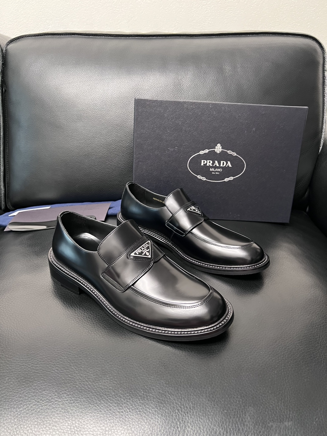 PRADA  高品质  顶级工艺品 普拉达 皮鞋专柜同步 原厂配置，意大利进口原版牛皮面料，透气舒适进口