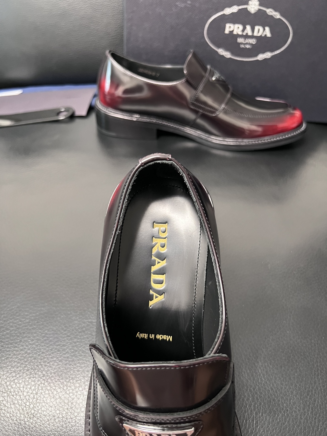PRADA  高品质  顶级工艺品 普拉达 皮鞋专柜同步 原厂配置，意大利进口原版牛皮面料，透气舒适进口