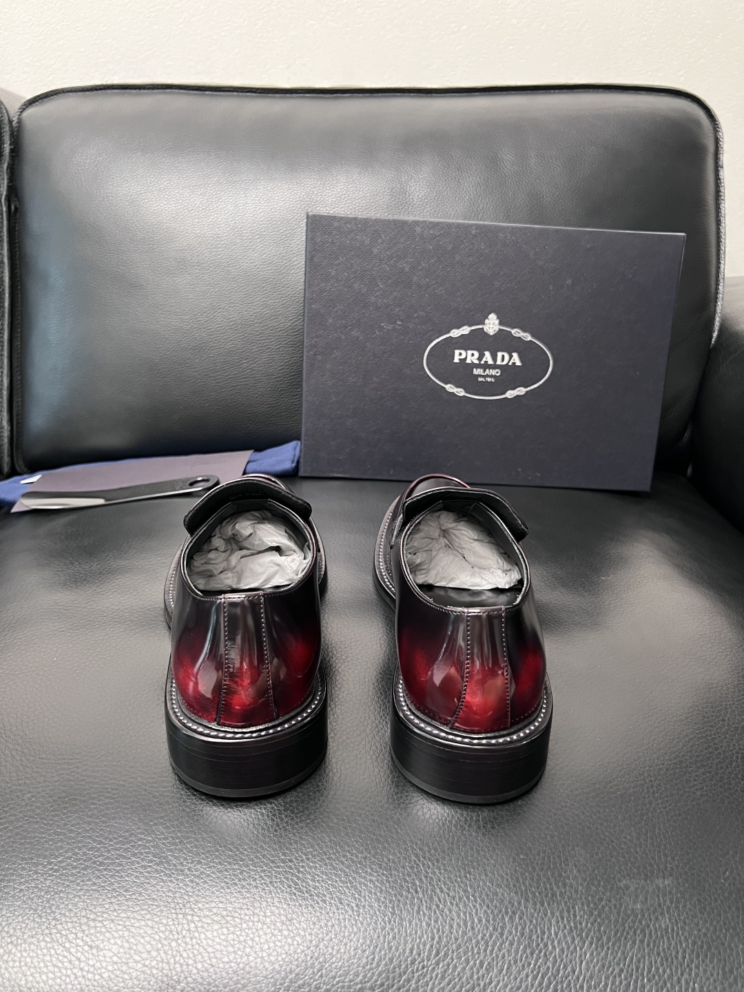 PRADA  高品质  顶级工艺品 普拉达 皮鞋专柜同步 原厂配置，意大利进口原版牛皮面料，透气舒适进口