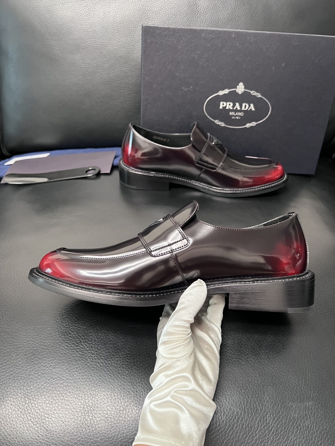 PRADA  高品质  顶级工艺品 普拉达 皮鞋专柜同步 原厂配置，意大利进口原版牛皮面料，透气舒适进口