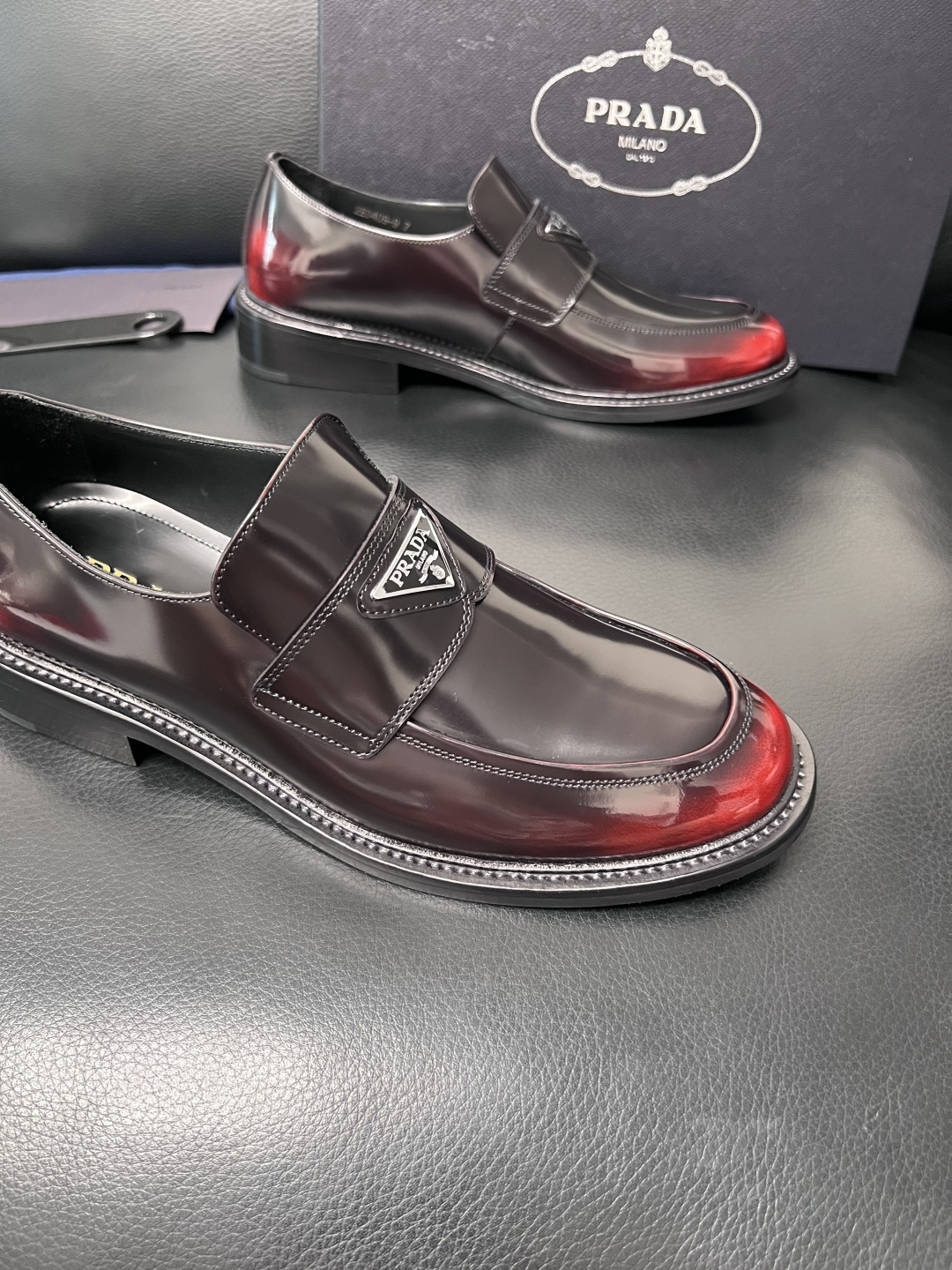 PRADA  高品质  顶级工艺品 普拉达 皮鞋专柜同步 原厂配置，意大利进口原版牛皮面料，透气舒适进口
