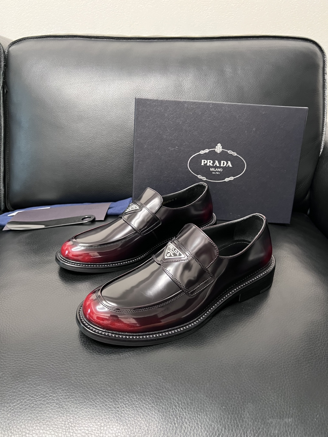 PRADA  高品质  顶级工艺品 普拉达 皮鞋专柜同步 原厂配置，意大利进口原版牛皮面料，透气舒适进口