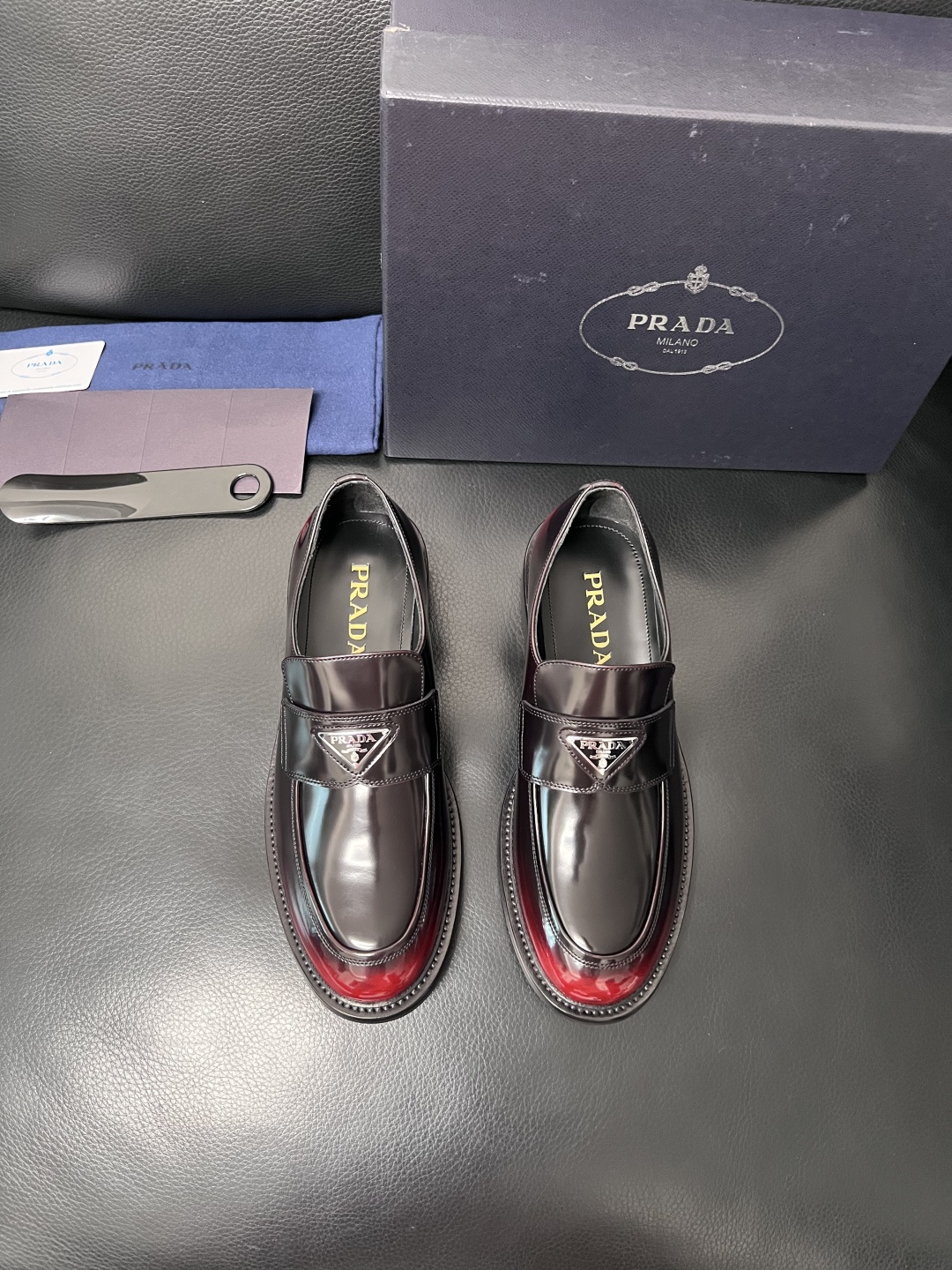 PRADA  高品质  顶级工艺品 普拉达 皮鞋专柜同步 原厂配置，意大利进口原版牛皮面料，透气舒适进口
