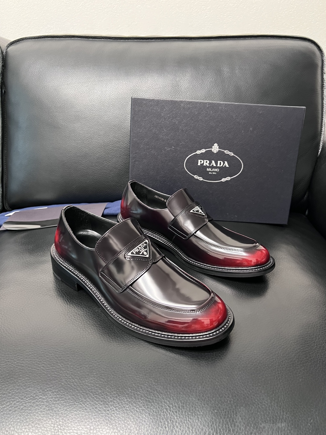 NO:832523,PRADA High-quality top crafts Prada Leather Shoes Counter Synchronization Original factory configuration, original cowhide fabric imported from Italy, breathable and comfortable imported water-dyed cowhide lining, original soles specially provided by the factory and super comfortable, original factory order code number 39-44 (order 38 45 46 47), prada, prada, cowhide19860909PRADA 高品质 顶级工艺品 普拉达 皮鞋专柜同步 原厂配置,意大利进口原版牛皮面料,透气舒适进口水染牛里垫,鞋底原厂特供原版底超级舒适,原厂跟单货码数 39-44（订 38 45 46 47）,,prada,prada,cowhide,Men's shoes