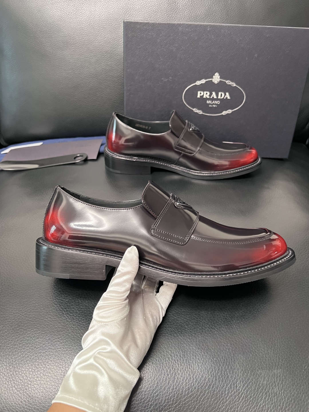 PRADA  高品质  顶级工艺品 普拉达 皮鞋专柜同步 原厂配置，意大利进口原版牛皮面料，透气舒适进口