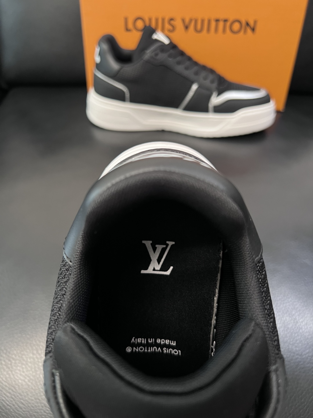 Lv  高品质  顶级工艺品  路易威登，运动板鞋专柜同步，鞋面意大利进口，高品质拼接缤纷色彩复杂工艺品