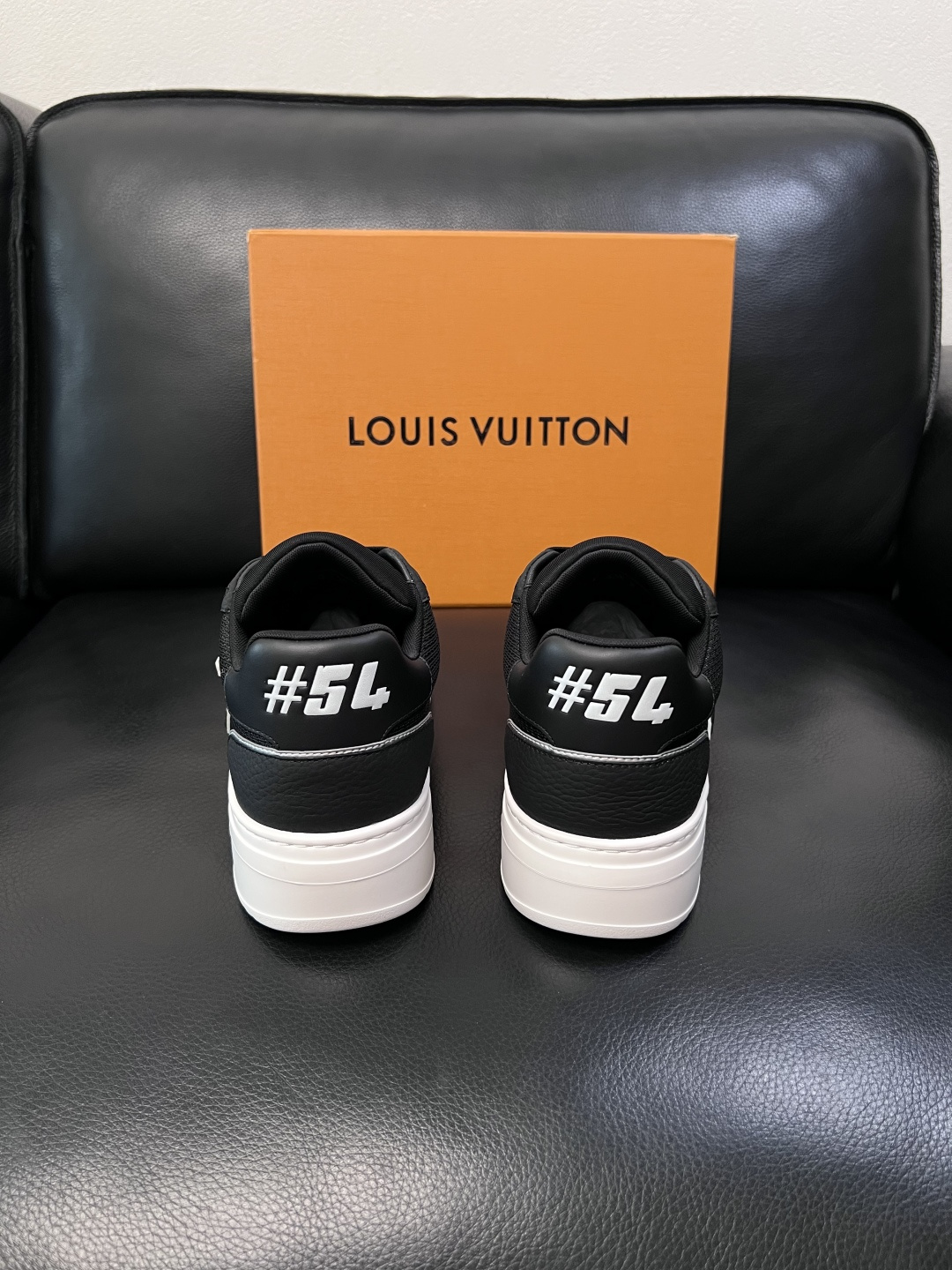 Lv  高品质  顶级工艺品  路易威登，运动板鞋专柜同步，鞋面意大利进口，高品质拼接缤纷色彩复杂工艺品
