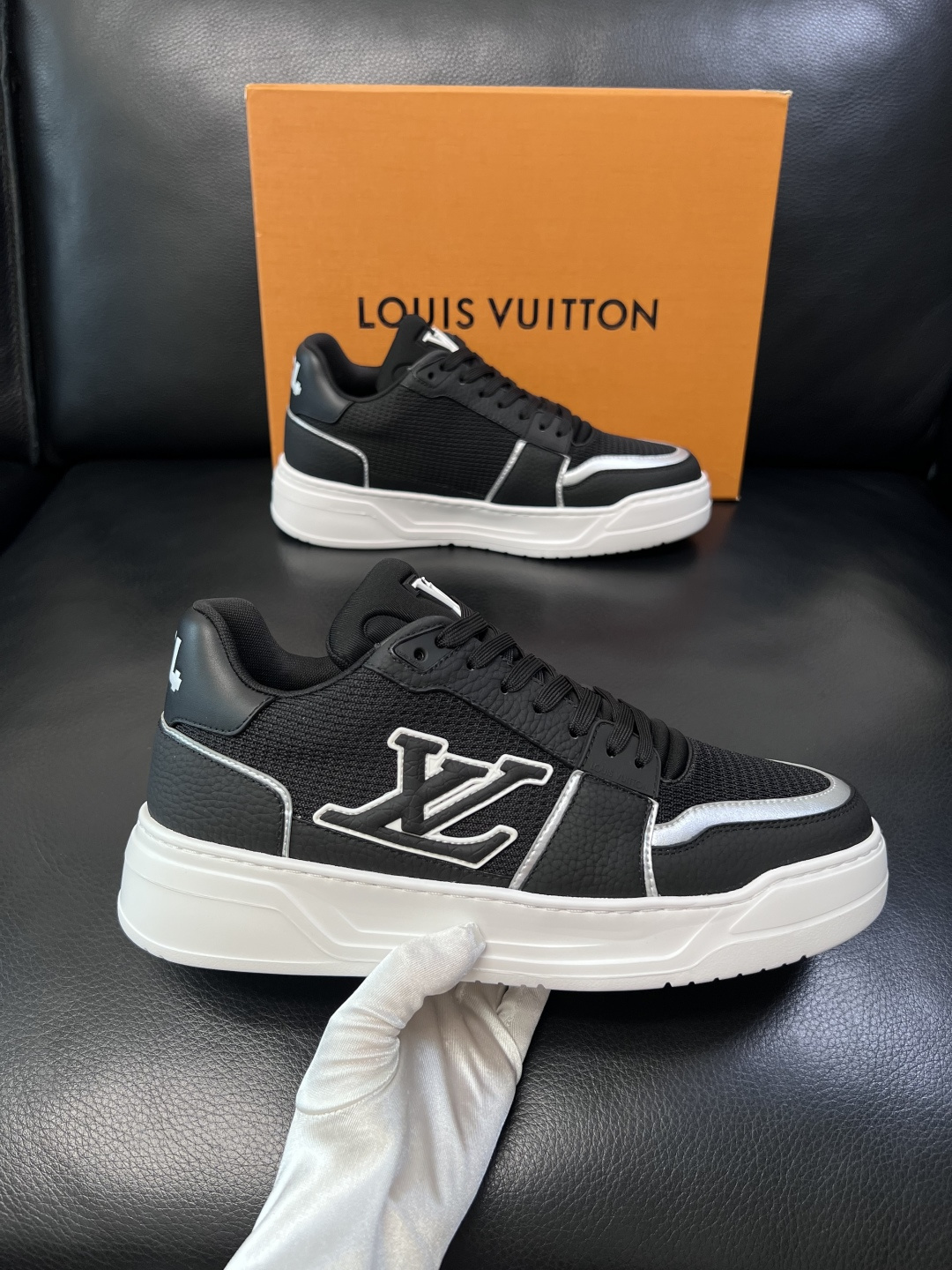Lv  高品质  顶级工艺品  路易威登，运动板鞋专柜同步，鞋面意大利进口，高品质拼接缤纷色彩复杂工艺品