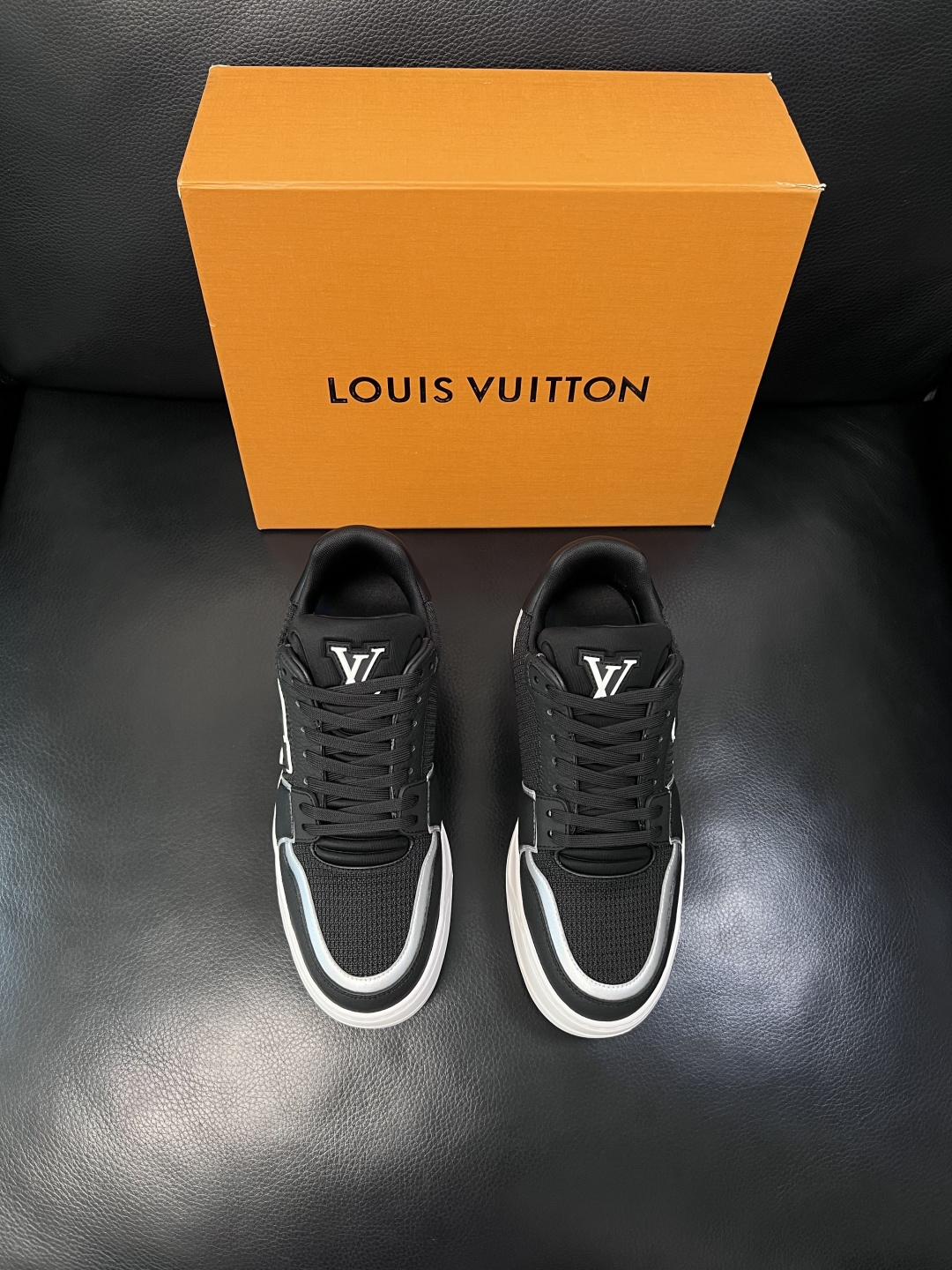 Lv  高品质  顶级工艺品  路易威登，运动板鞋专柜同步，鞋面意大利进口，高品质拼接缤纷色彩复杂工艺品
