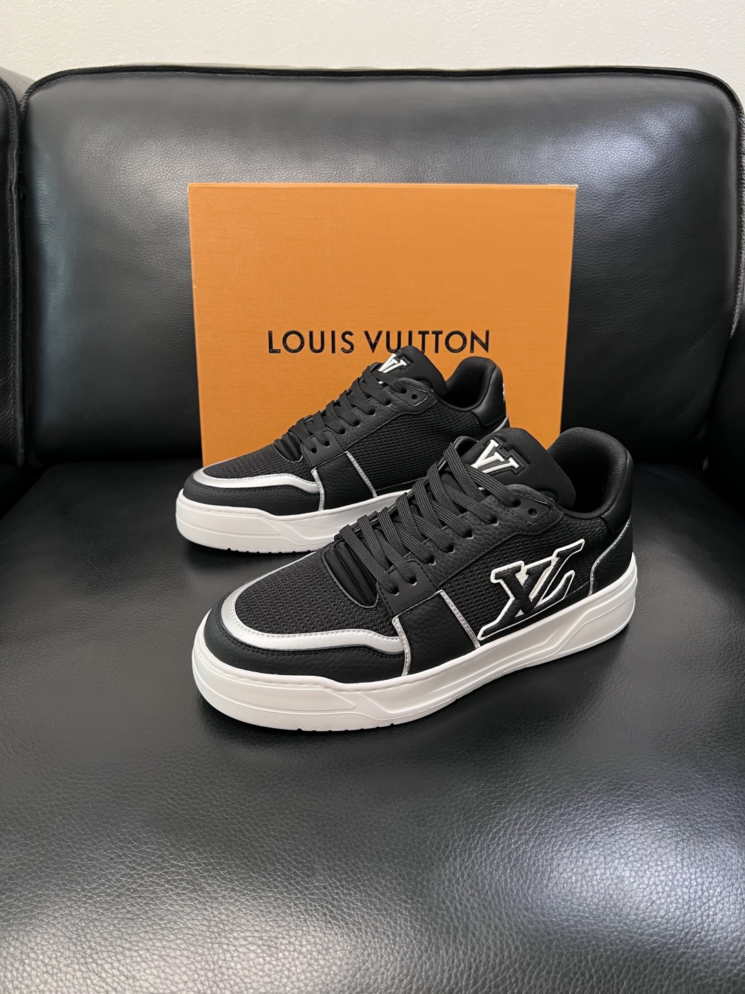 Lv  高品质  顶级工艺品  路易威登，运动板鞋专柜同步，鞋面意大利进口，高品质拼接缤纷色彩复杂工艺品