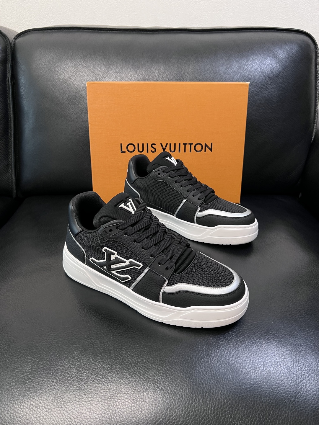 Lv  高品质  顶级工艺品  路易威登，运动板鞋专柜同步，鞋面意大利进口，高品质拼接缤纷色彩复杂工艺品