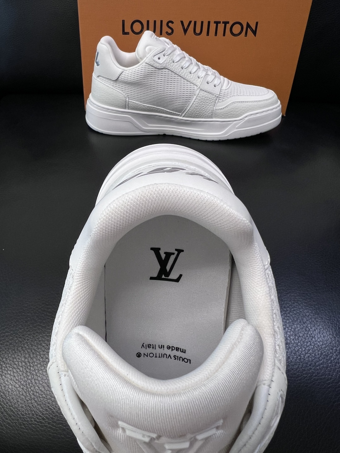 Lv  高品质  顶级工艺品  路易威登，运动板鞋专柜同步，鞋面意大利进口，高品质拼接缤纷色彩复杂工艺品