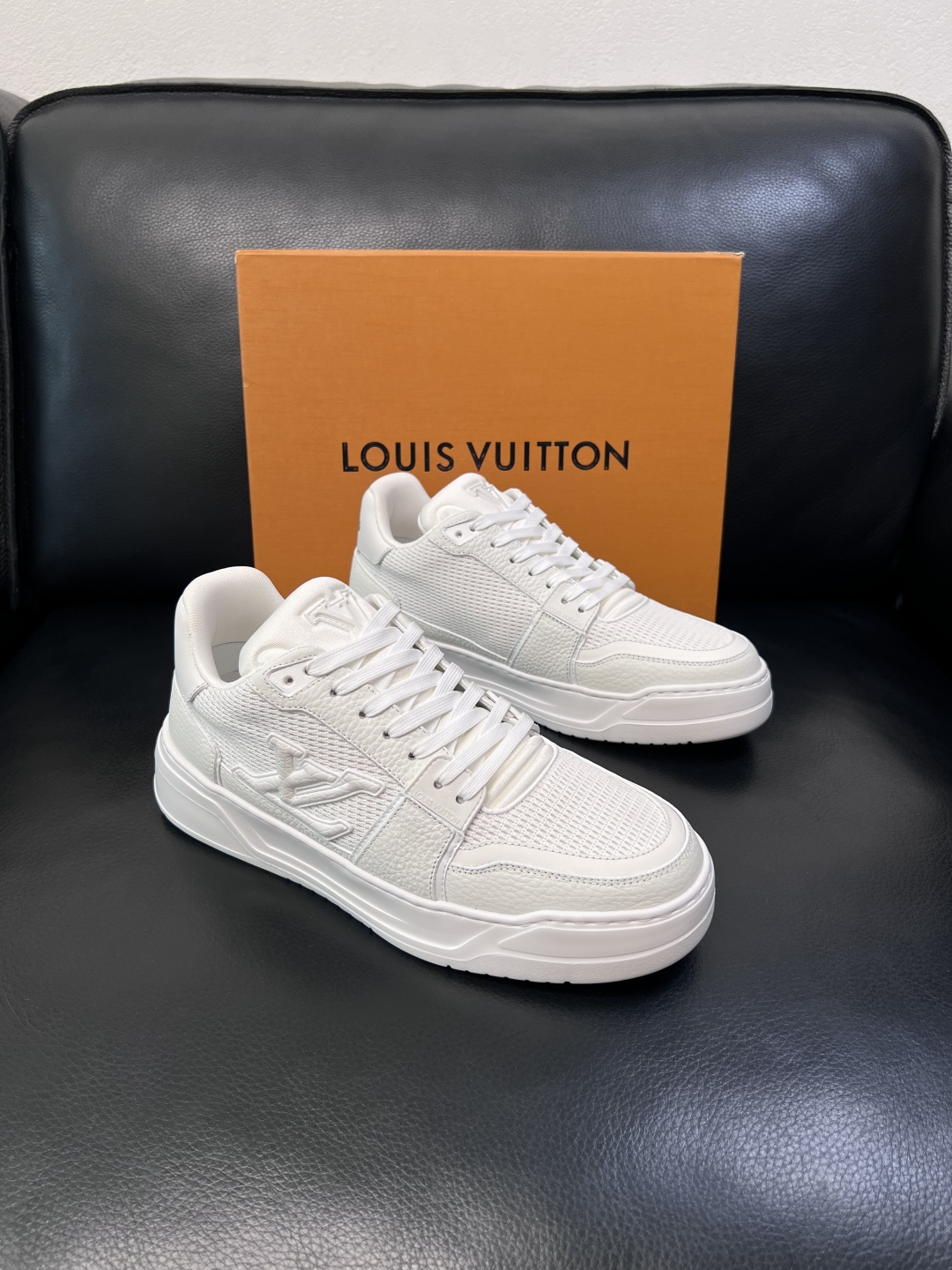 Lv  高品质  顶级工艺品  路易威登，运动板鞋专柜同步，鞋面意大利进口，高品质拼接缤纷色彩复杂工艺品
