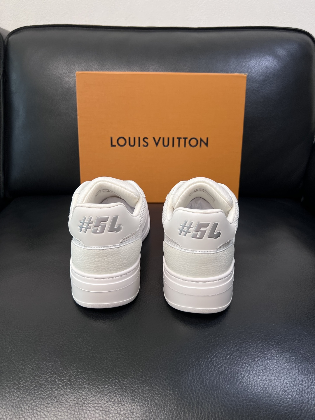 Lv  高品质  顶级工艺品  路易威登，运动板鞋专柜同步，鞋面意大利进口，高品质拼接缤纷色彩复杂工艺品