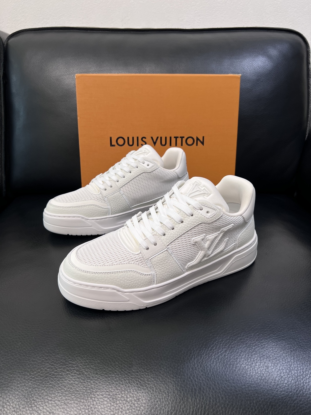 Lv  高品质  顶级工艺品  路易威登，运动板鞋专柜同步，鞋面意大利进口，高品质拼接缤纷色彩复杂工艺品
