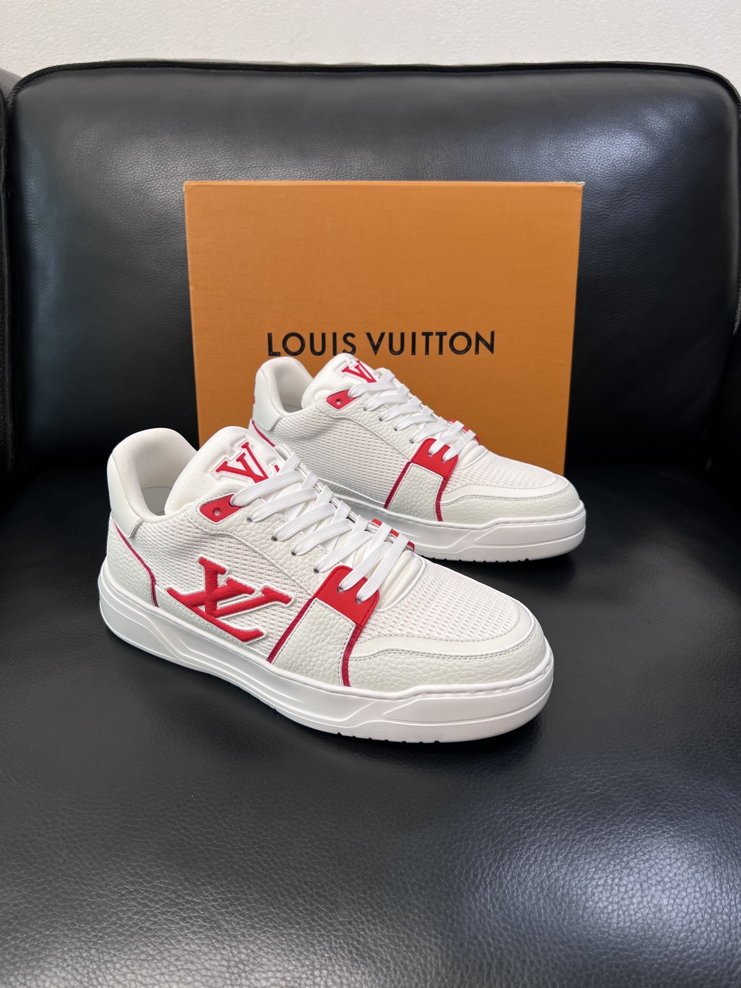 Lv  高品质  顶级工艺品  路易威登，运动板鞋专柜同步，鞋面意大利进口，高品质拼接缤纷色彩复杂工艺品