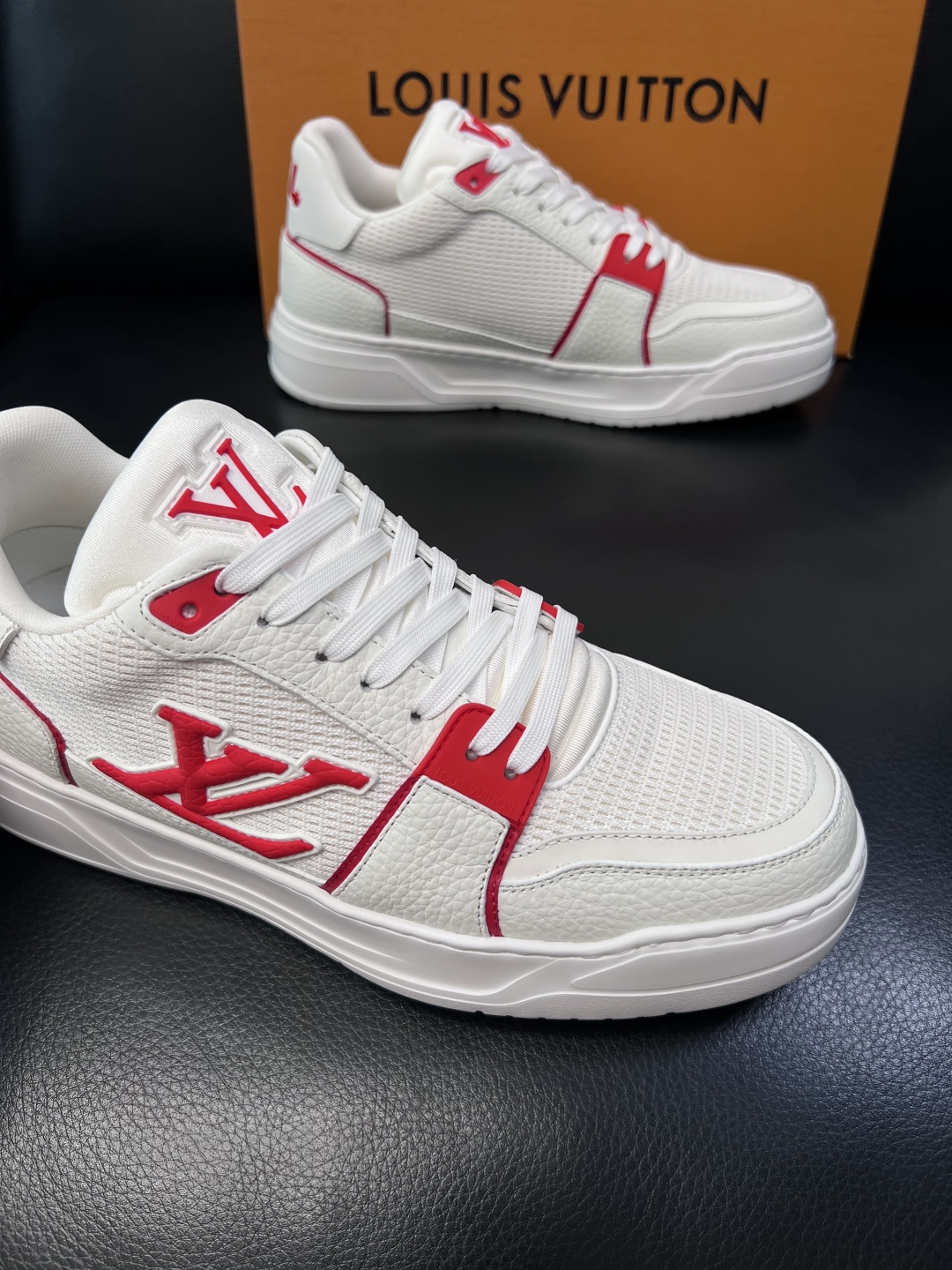 Lv  高品质  顶级工艺品  路易威登，运动板鞋专柜同步，鞋面意大利进口，高品质拼接缤纷色彩复杂工艺品