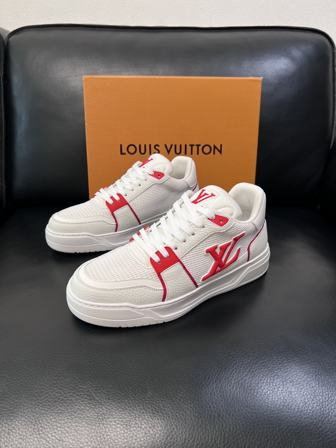 Lv  高品质  顶级工艺品  路易威登，运动板鞋专柜同步，鞋面意大利进口，高品质拼接缤纷色彩复杂工艺品